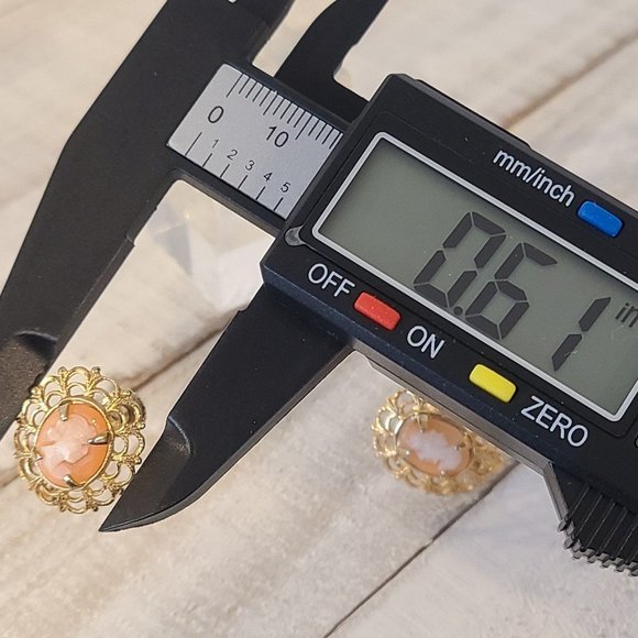 Vintage Carved Cameo Earrings Gold Tone Screw Back - Picture 6 of 8